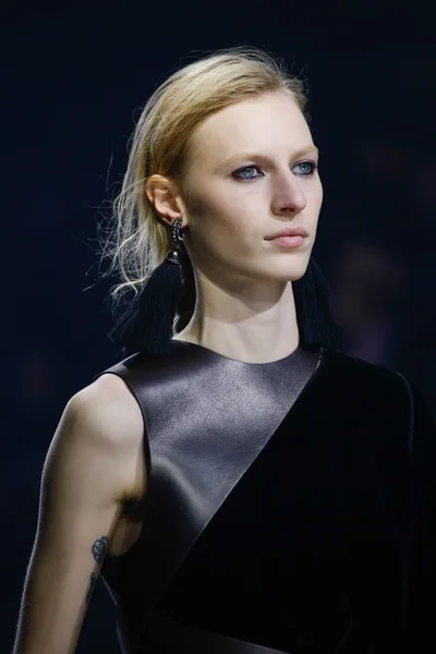 Look 100
